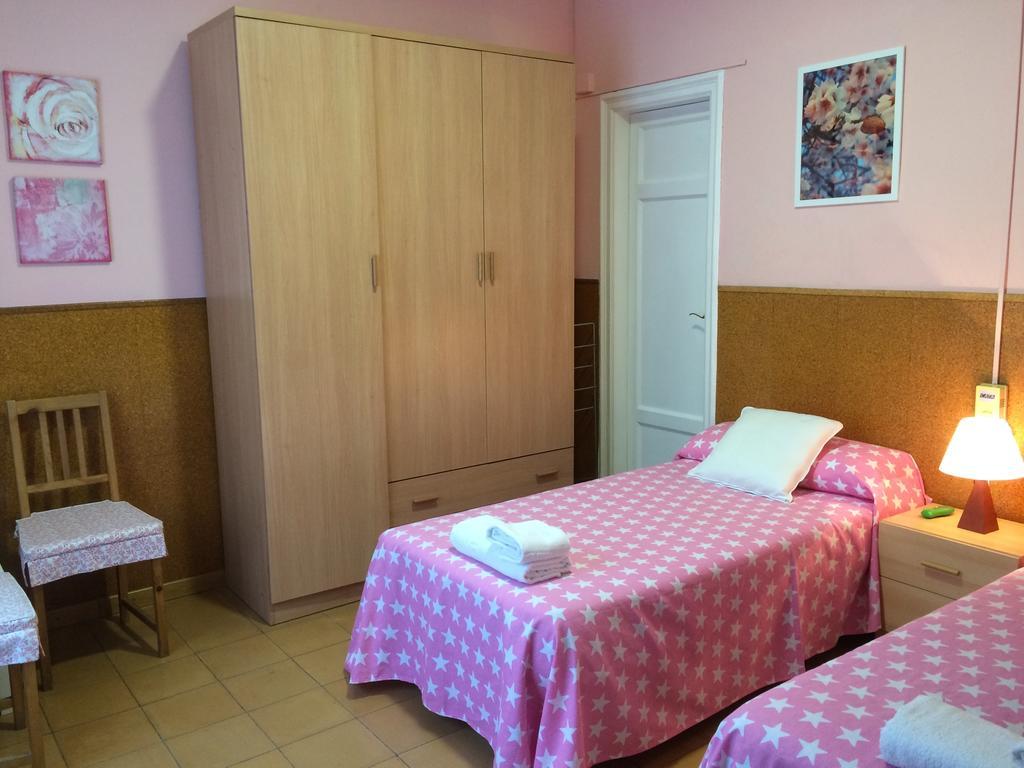 Hostal Valls Barcelona Ngoại thất bức ảnh